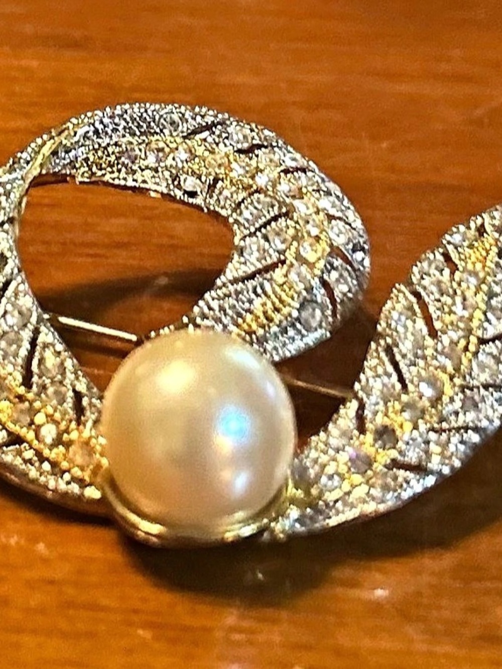 Vintage Gold Tone Sparkle Swirl Leaf Rhinestone Faux Pearl Brooch Pin Unmarked